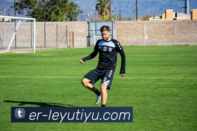 成都足球队在城市联赛中的耐力表现分析与点评MBA